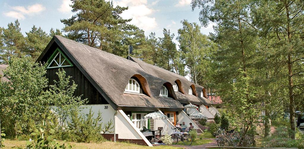 ein großes Haus mit einem Gameradach in der Unterkunft Ferienhaus Wolters in Ostseebad Karlshagen