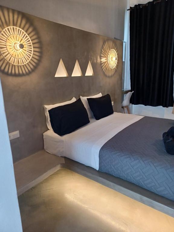 Posteľ alebo postele v izbe v ubytovaní New Apartment in the heart of Mykonos town - 1