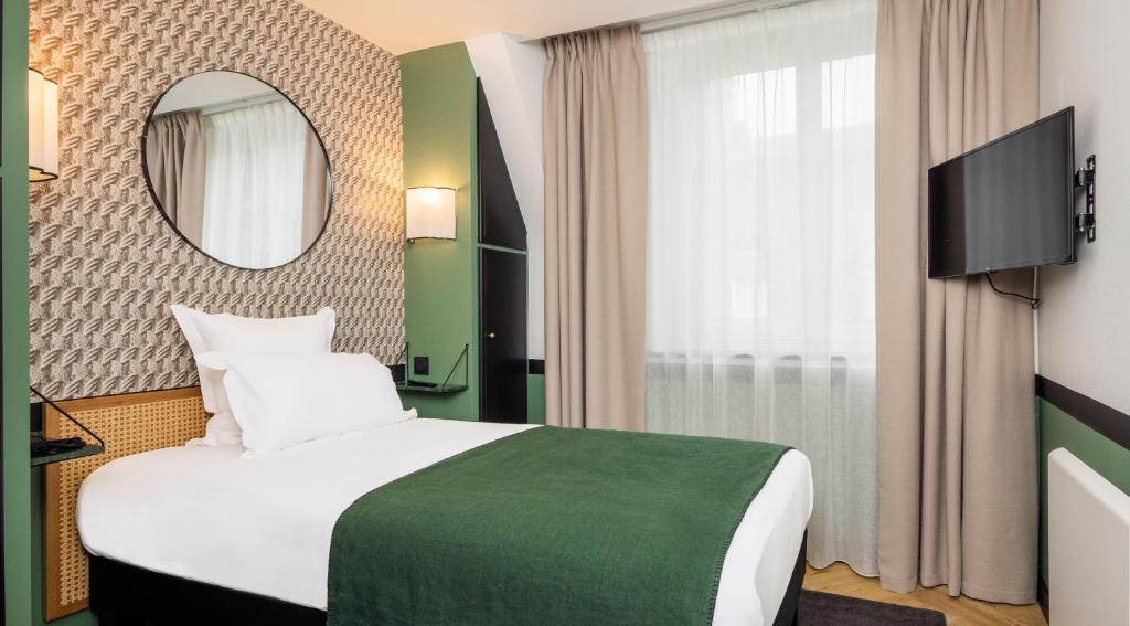 Postel nebo postele na pokoji v ubytování Hôtel Bristol Union Intra Muros