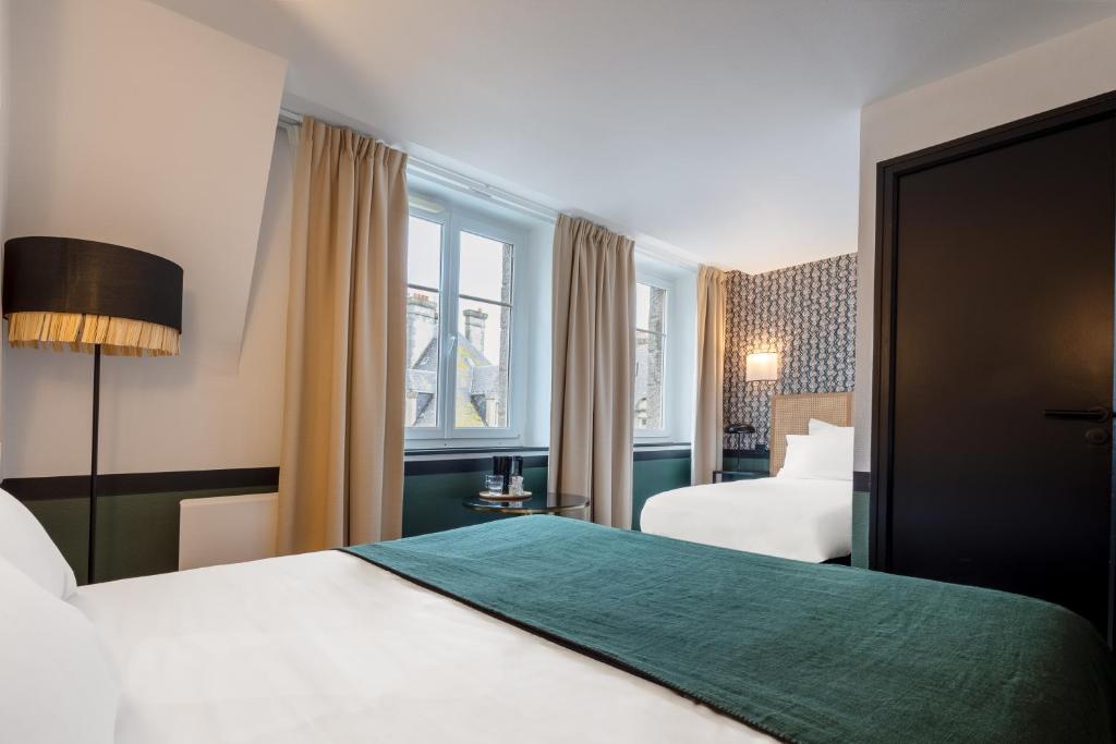Postel nebo postele na pokoji v ubytování Hôtel Bristol Union Intra Muros