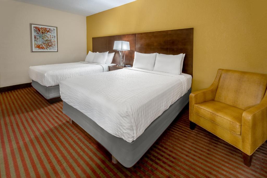 Grand Williston Hotel and Conference Center - 泳池景大号床间