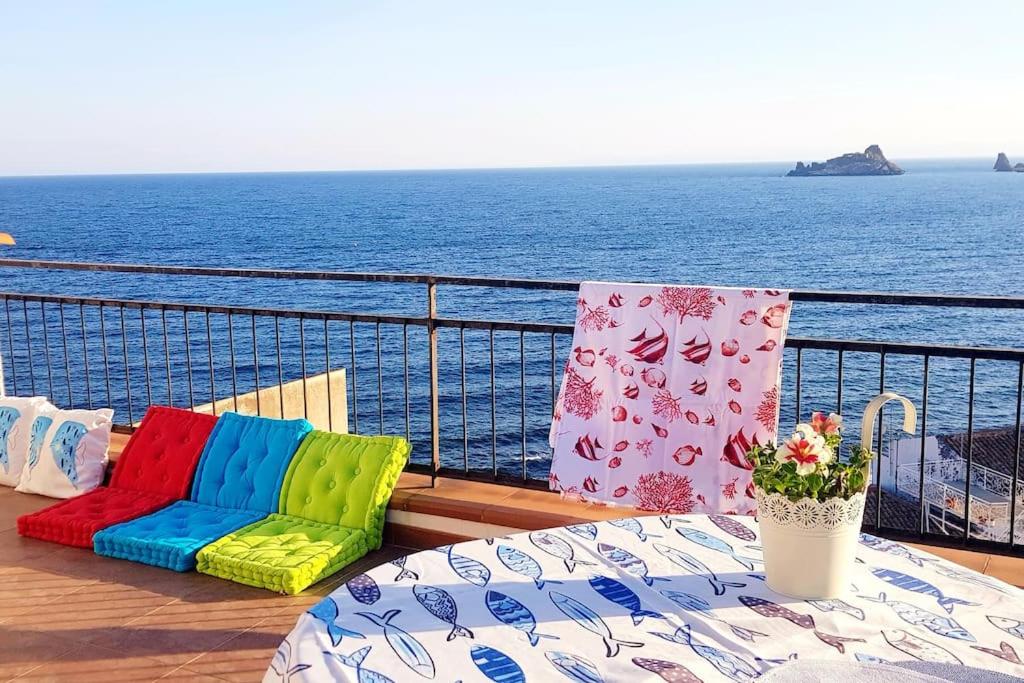 een balkon met een tafel en stoelen op een schip bij Al Capo in Acireale