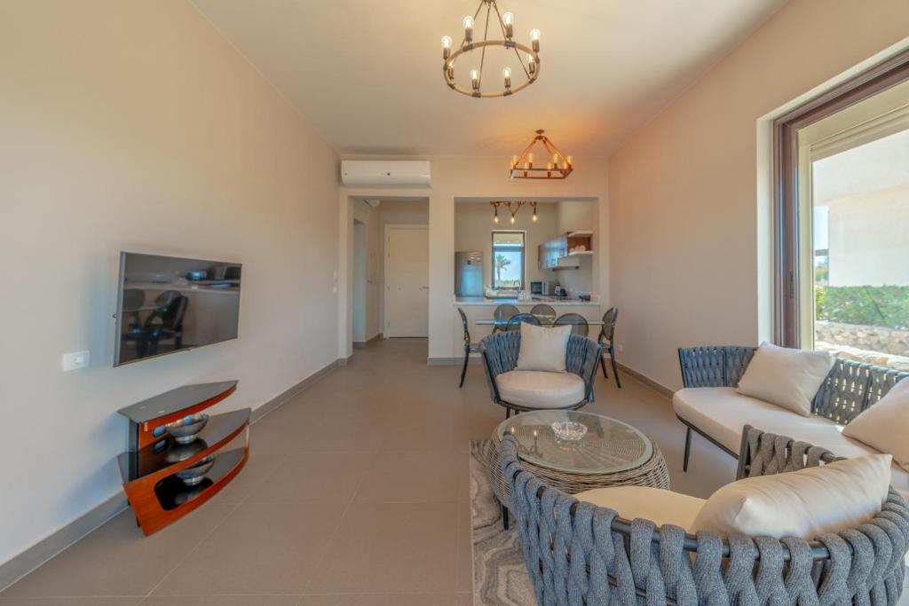 TV a/nebo společenská místnost v ubytování NEW! Gouna, Cyan Cozy 3BR Townhouse Lagoon & Pool