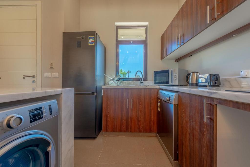 Kuchyň nebo kuchyňský kout v ubytování NEW! Gouna, Cyan Cozy 3BR Townhouse Lagoon & Pool
