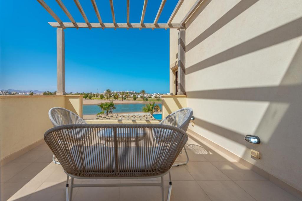 Balkón nebo terasa v ubytování NEW! Gouna, Cyan Cozy 3BR Townhouse Lagoon & Pool