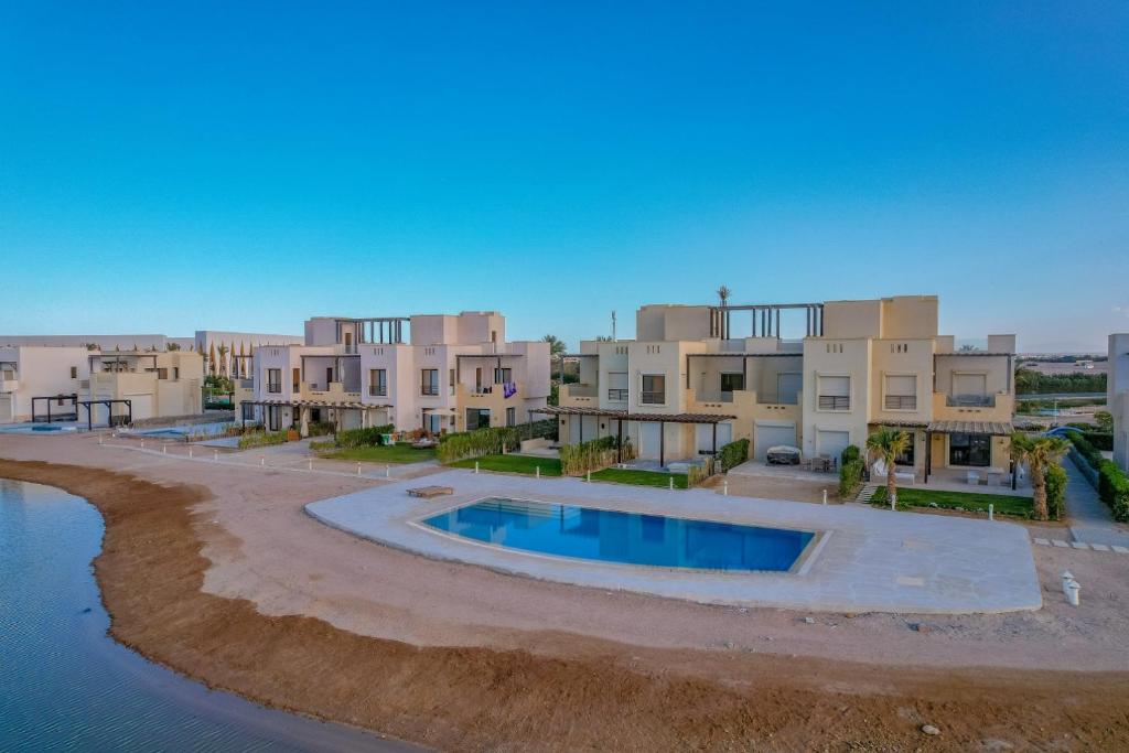 Bazén v ubytování NEW! Gouna, Cyan Cozy 3BR Townhouse Lagoon & Pool nebo v jeho okolí
