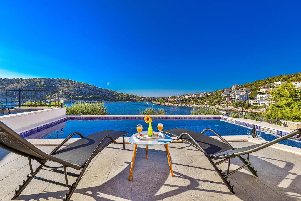 Luxury 2 etage apartment with private heated pool