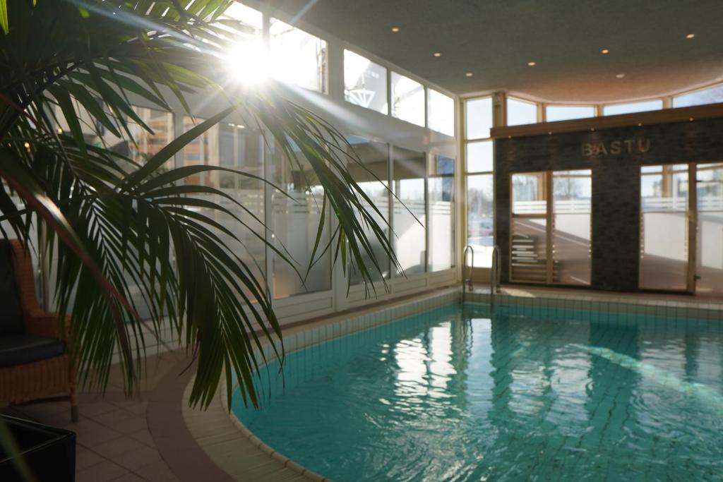 un bâtiment avec une piscine en face d'un bâtiment dans l'établissement Aurum Hotel, à Skellefteå
