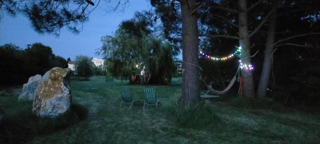 Vonkajšia záhrada v ubytovaní Mas des Marbres Sauvages dans un parc immense à 10mn de la plage