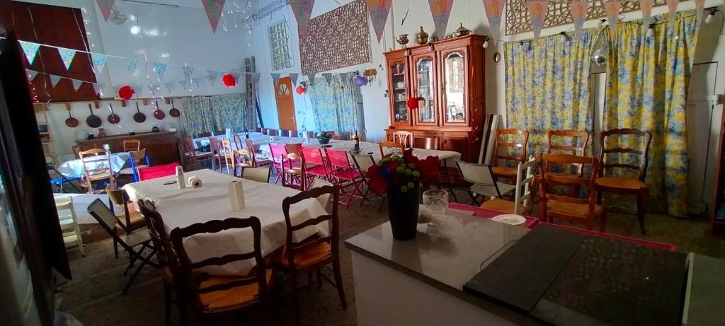 Reštaurácia alebo iné gastronomické zariadenie v ubytovaní Mas des Marbres Sauvages dans un parc immense à 10mn de la plage