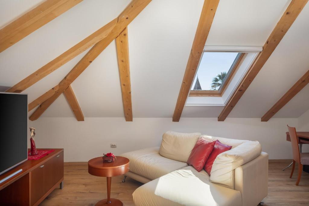 Televízia a/alebo spoločenská miestnosť v ubytovaní Romantic Attic Apartment