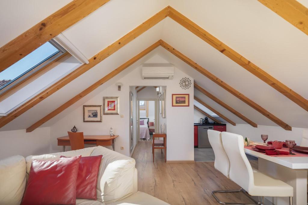 Posedenie v ubytovaní Romantic Attic Apartment