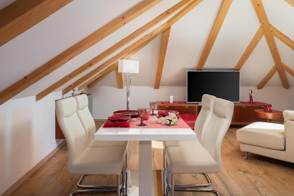 Televízia a/alebo spoločenská miestnosť v ubytovaní Romantic Attic Apartment