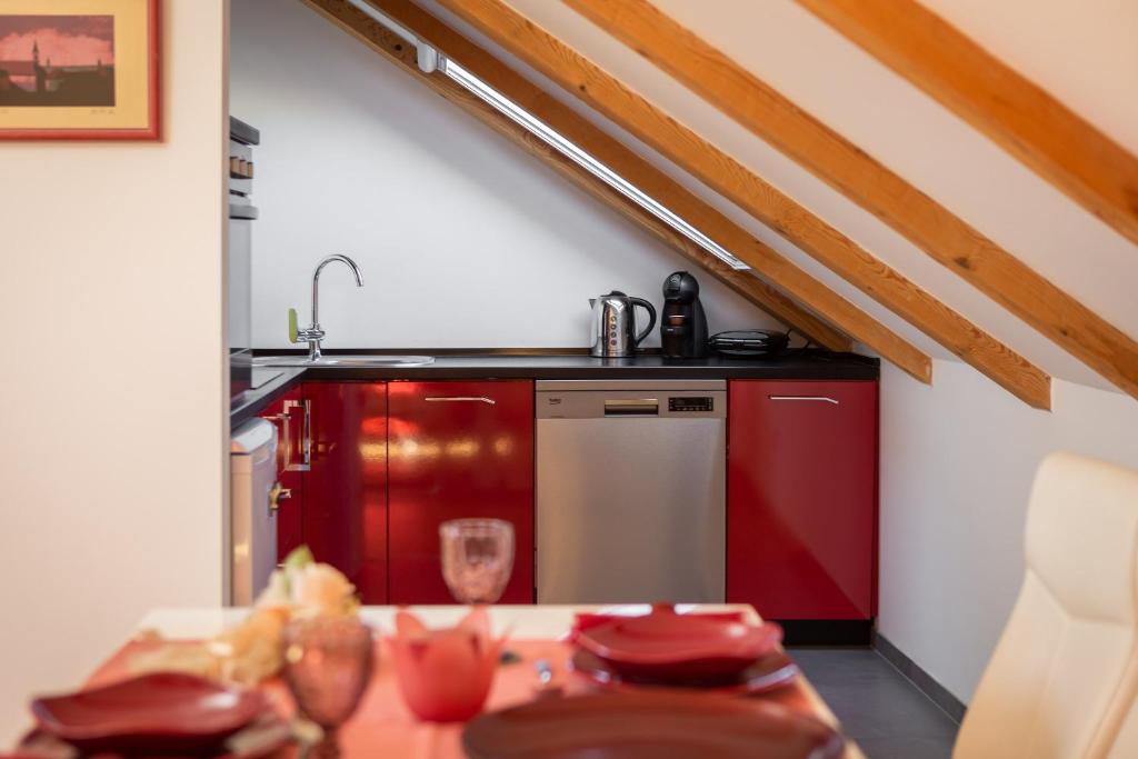 Kuchyňa alebo kuchynka v ubytovaní Romantic Attic Apartment