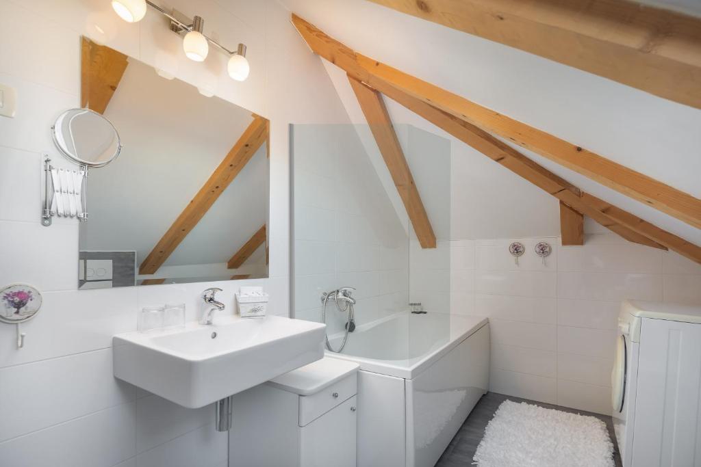 Kúpeľňa v ubytovaní Romantic Attic Apartment