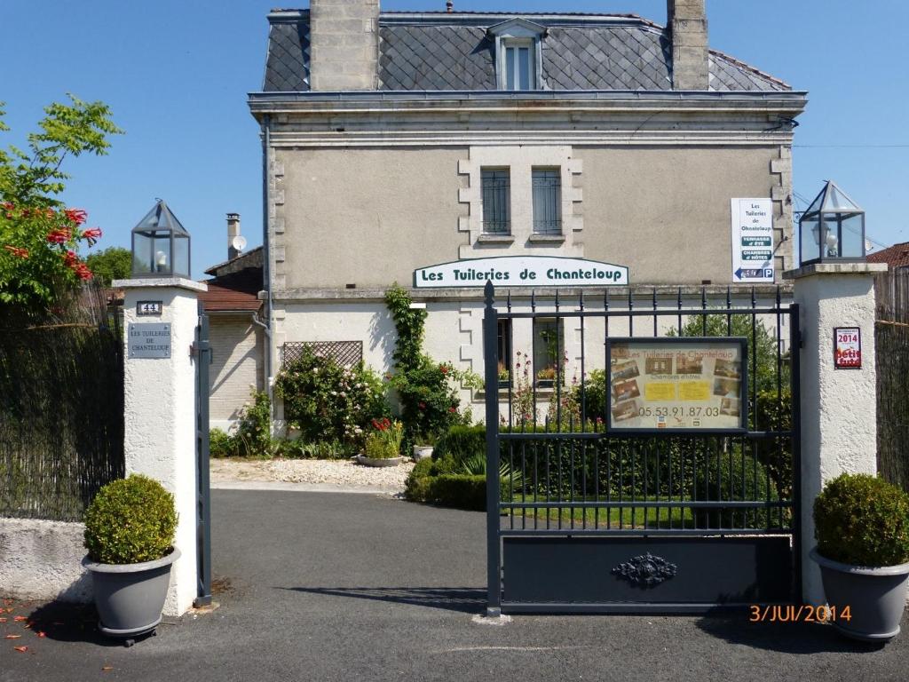 a gate to a house with a sign in front of it at Les Tuileries de Chanteloup in La Roche-Chalais