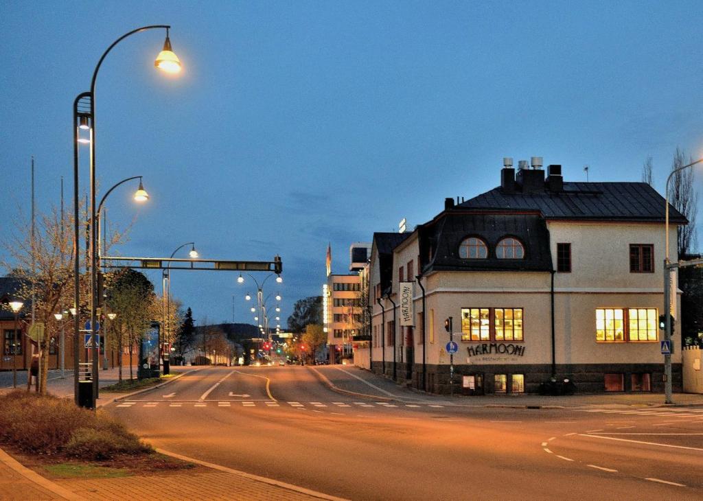 una strada cittadina con un lampione e un edificio di Harmooni Suites a Jyväskylä