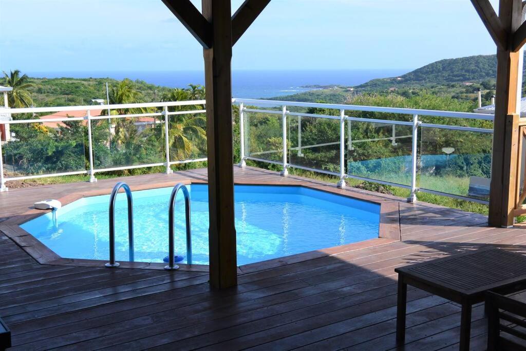 una piscina su una terrazza con vista sull'oceano di Bungalow Belvu 2chb - piscine personnelle a Le Marin