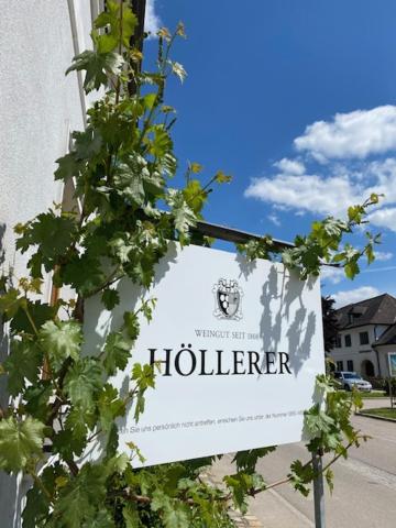 a sign for a hotelier on the side of a building at Gästezimmer Weingut Höllerer in Engabrunn