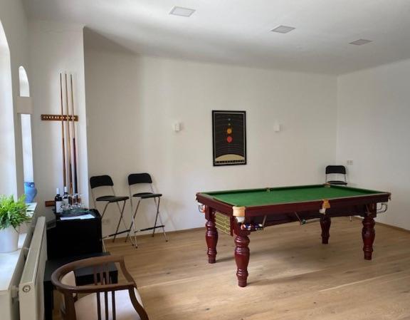 Biliár nebo kulečník v ubytování Gästezimmer Weingut Höllerer