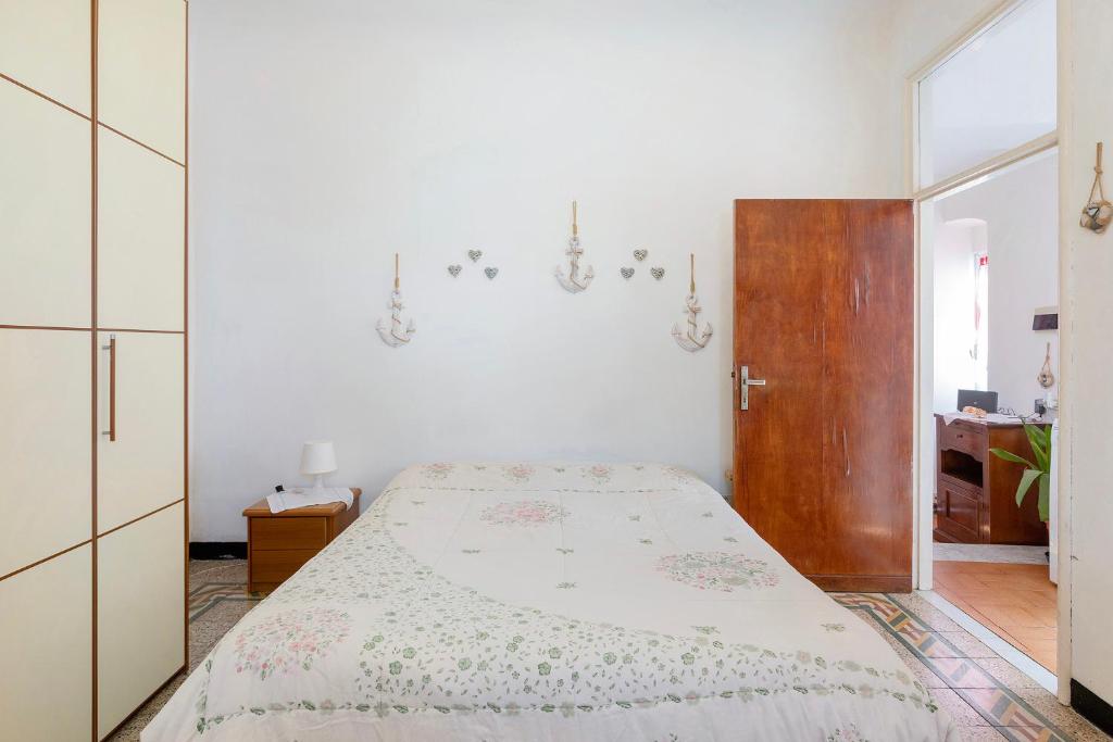 a bedroom with a bed and a wooden cabinet at Dalla Ire in Lerici