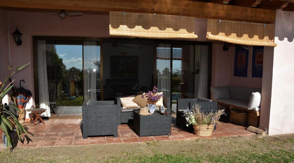 A seating area at Villa Sitges Julia Vista Espectacular 2 k m s de la Playa Comoda & Area Tranquila Amplitud interior y plana