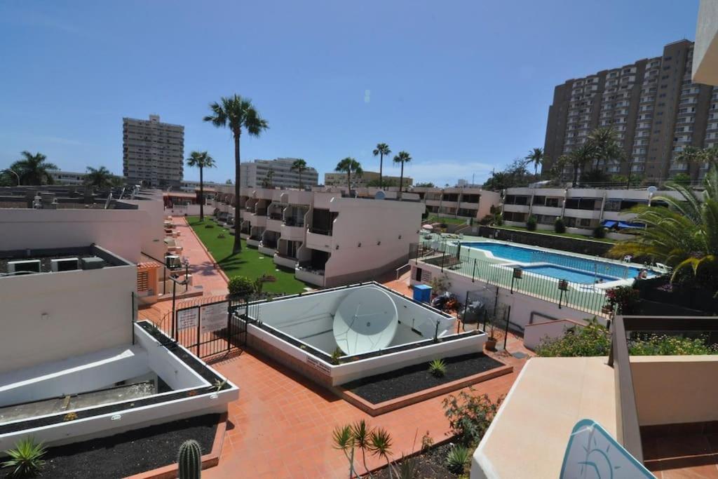 vistas a un edificio con piscina en Apartment in Las Plataneras, en Los Cristianos