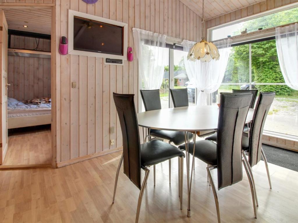 TV a/nebo společenská místnost v ubytování Holiday Home Edy - 25km from the sea by Interhome