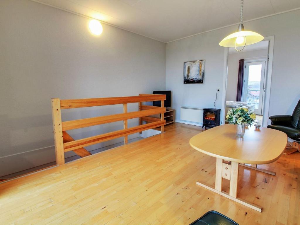 Højer的住宿－Apartment Arnulfuer in Western Jutland by Interhome，客厅配有桌子和椅子