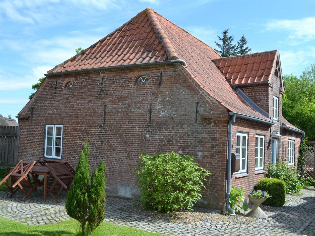 uma casa de tijolos com um telhado vermelho em Holiday Home Marinka - 8km from the sea in Western Jutland by Interhome em Højer