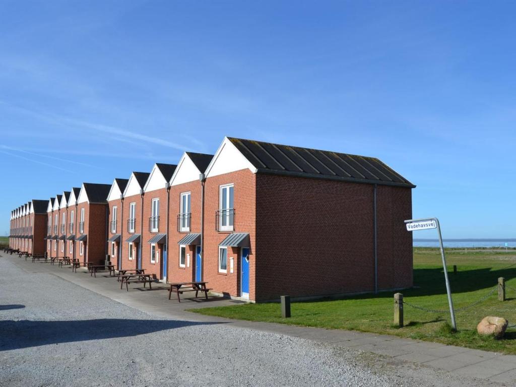 una fila de casas de ladrillo al lado de una carretera en Apartment Arngerus in Western Jutland by Interhome en Højer