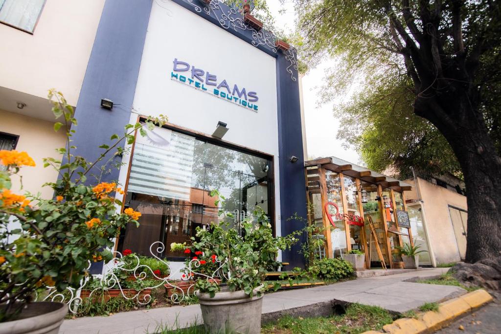a store front with a sign that reads dermisarmaarma at Dreams Hotel Boutique in Arequipa