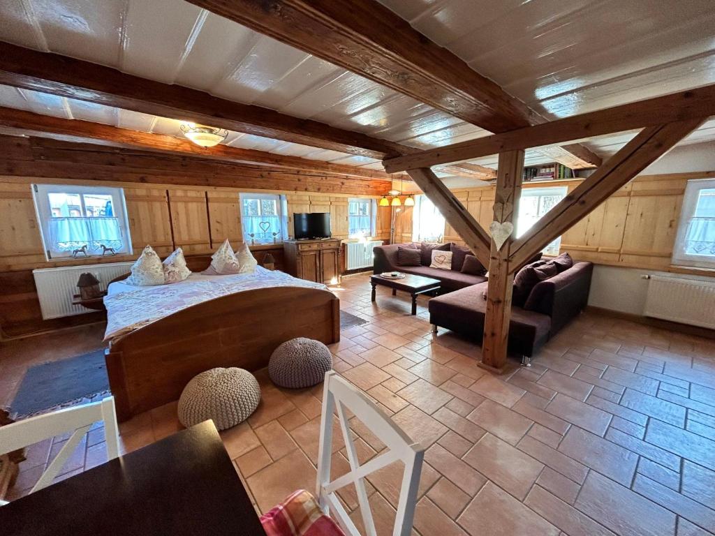 een slaapkamer met een bed en een woonkamer bij Apartment Blockstube by Interhome in Großschönau