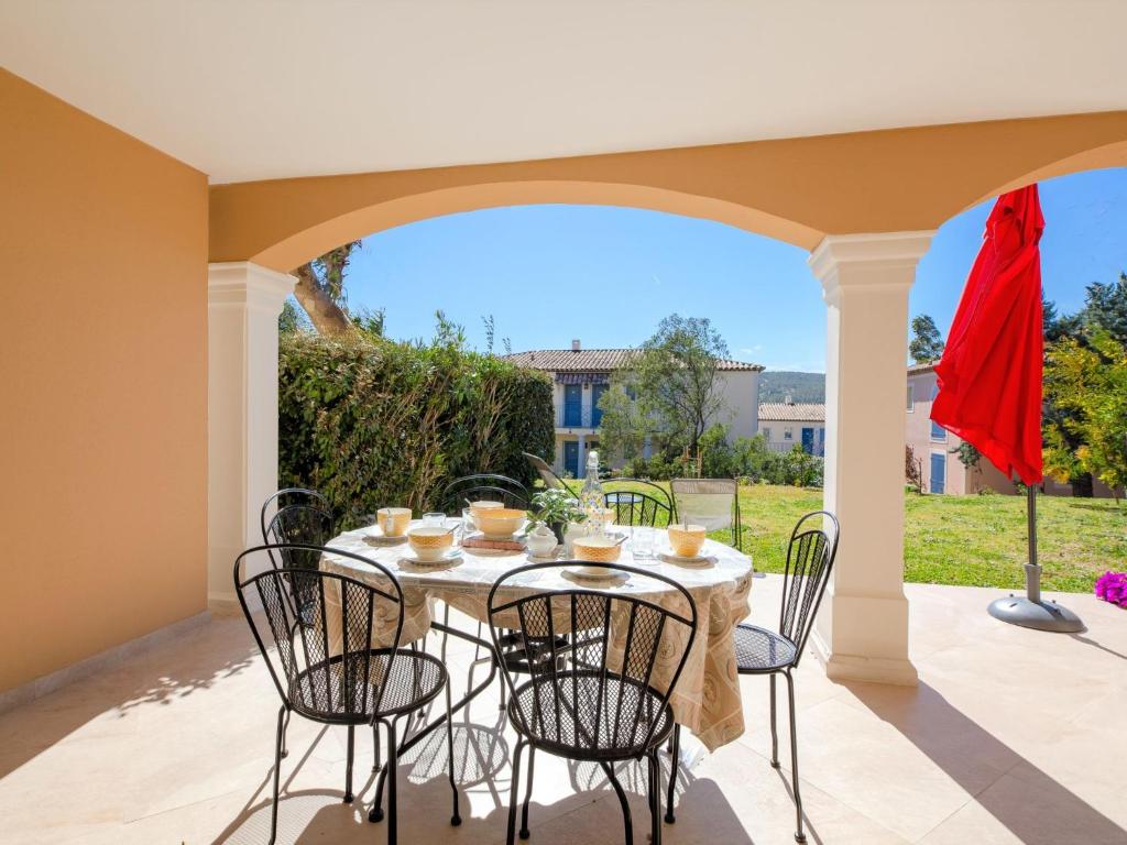 eine Terrasse mit einem Tisch und Stühlen auf einer Veranda in der Unterkunft Apartment Le Domaine de Figuière-2 by Interhome in Sainte-Maxime