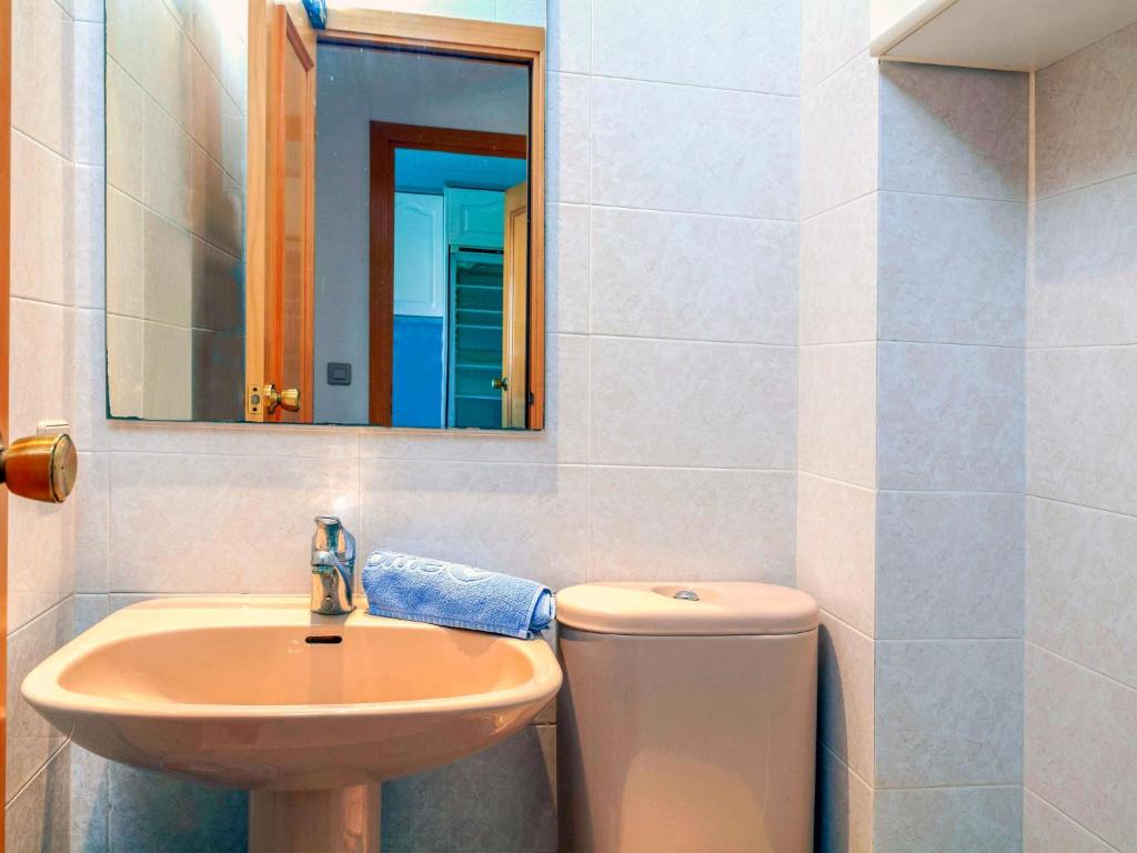 Kúpeľňa v ubytovaní Holiday Home Palamos Beach by Interhome