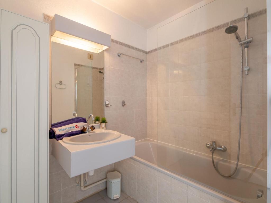 Kúpeľňa v ubytovaní Apartment Port d'Attache-10 by Interhome