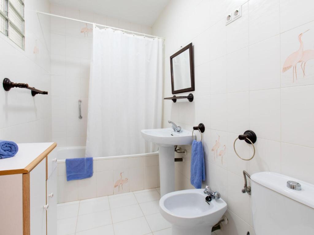 A bathroom at Holiday Home Jardines de Nerja by Interhome