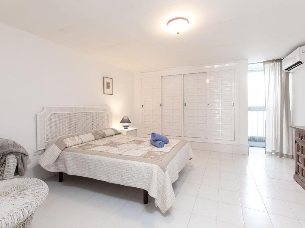 A bed or beds in a room at Holiday Home Jardines de Nerja by Interhome