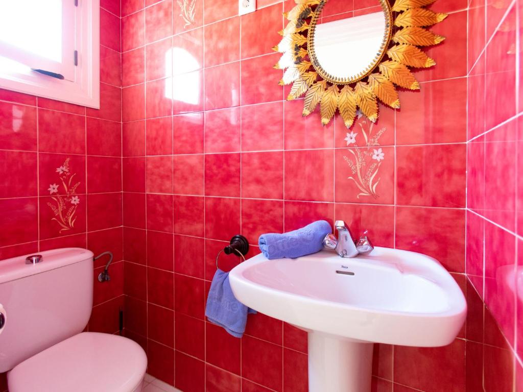 A bathroom at Holiday Home Jardines de Nerja by Interhome