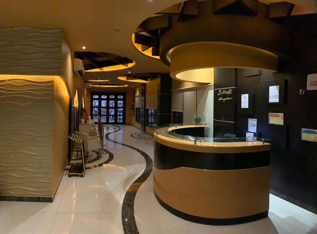 un vestíbulo con un mostrador en un edificio en شقق طلائع الدانه للوحدات السكنية المفروشة, en Riad