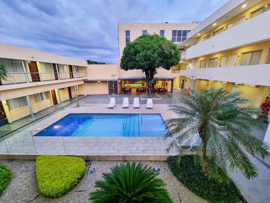einen Blick über einen Innenhof mit einem Pool in einem Gebäude in der Unterkunft Hotel Arizona Suites Cúcuta in Cúcuta