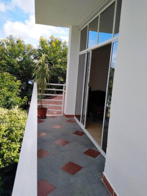 einen Balkon eines Hauses mit Glastüren und einer Terrasse in der Unterkunft Hermoso apartamento in La Dorada