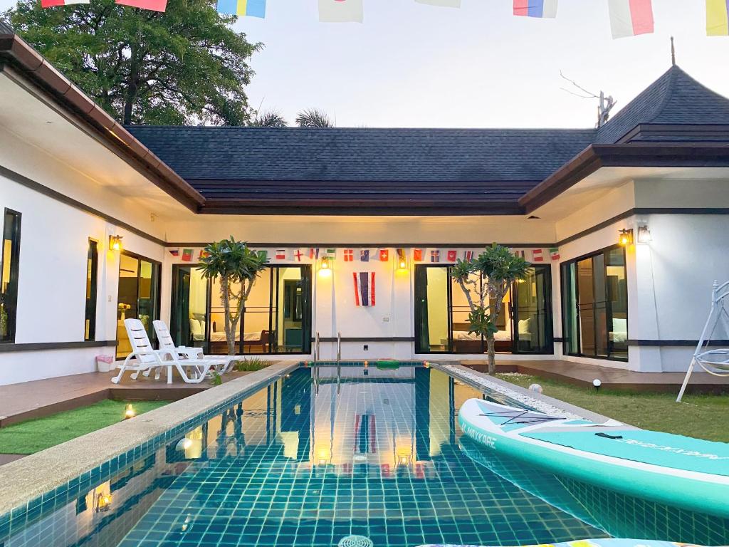 普吉市的住宿－Lucky Villa,Chalong business district，一座房子后院的游泳池