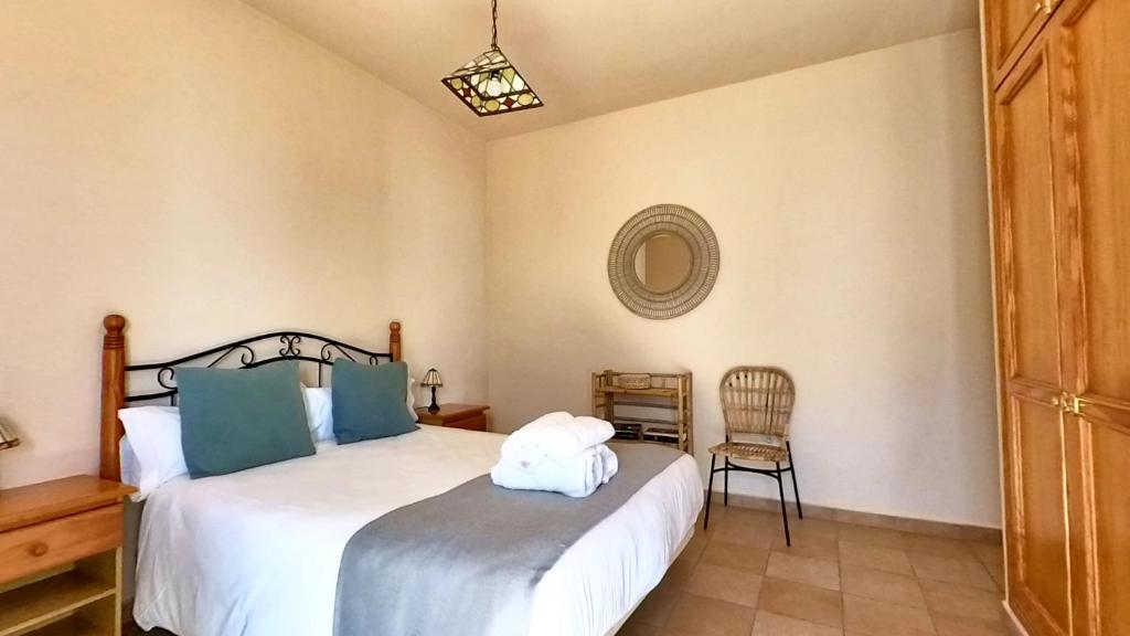 un dormitorio con una cama y una silla en La Maison dAndres, by Comfortable Luxury, en La Oliva