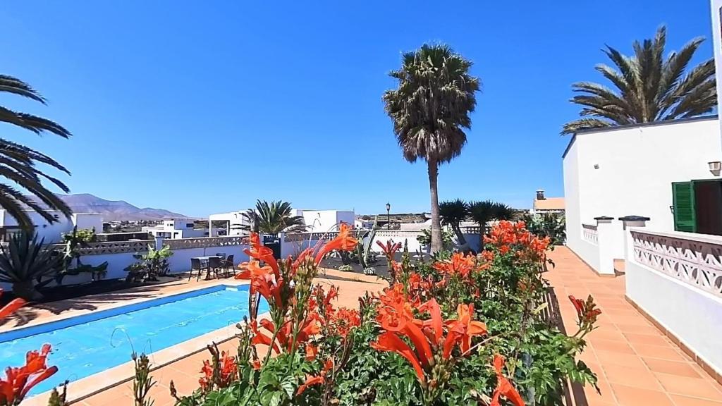 balcone con vista su un resort con piscina di La Maison dAndres, by Comfortable Luxury a La Oliva