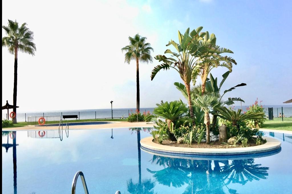 Bazén v ubytovaní MI CAPRICHO BEACHFRONT- 9F Apartment with sea views - Costa del Sol alebo v jeho blízkosti