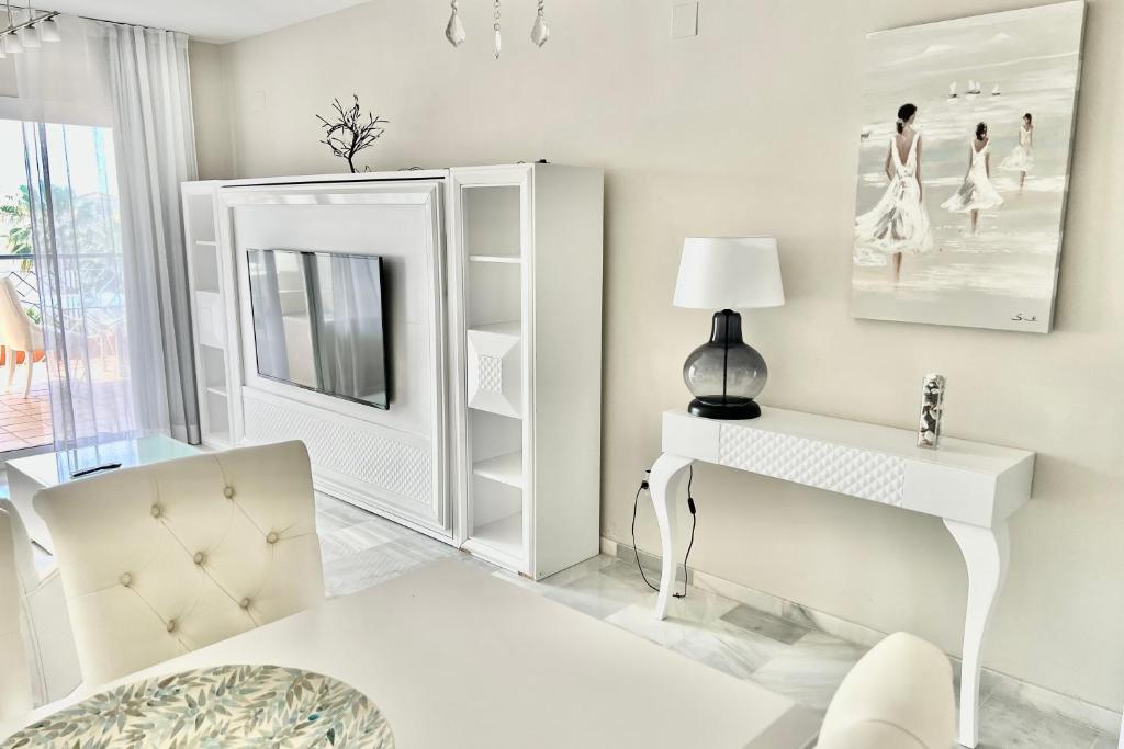 Televízia a/alebo spoločenská miestnosť v ubytovaní MI CAPRICHO BEACHFRONT- 9F Apartment with sea views - Costa del Sol