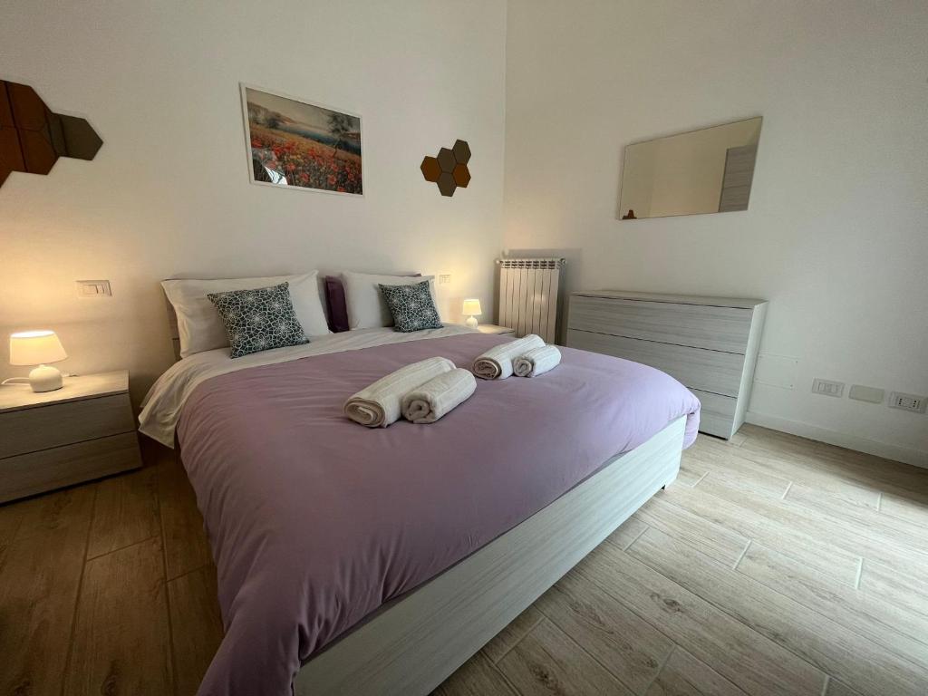 een slaapkamer met een groot bed en handdoeken bij Corte Aragonese in Piano di Sorrento