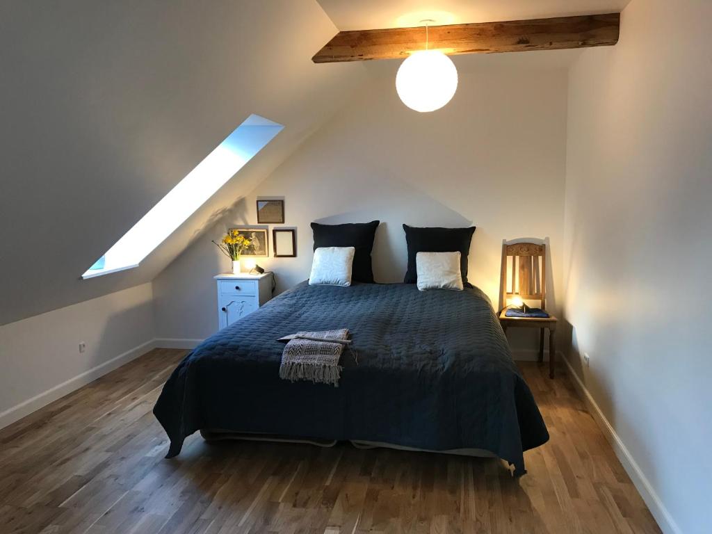 een slaapkamer met een groot bed op zolder bij Hesselhogaard Bed & Breakfast in Grindsted