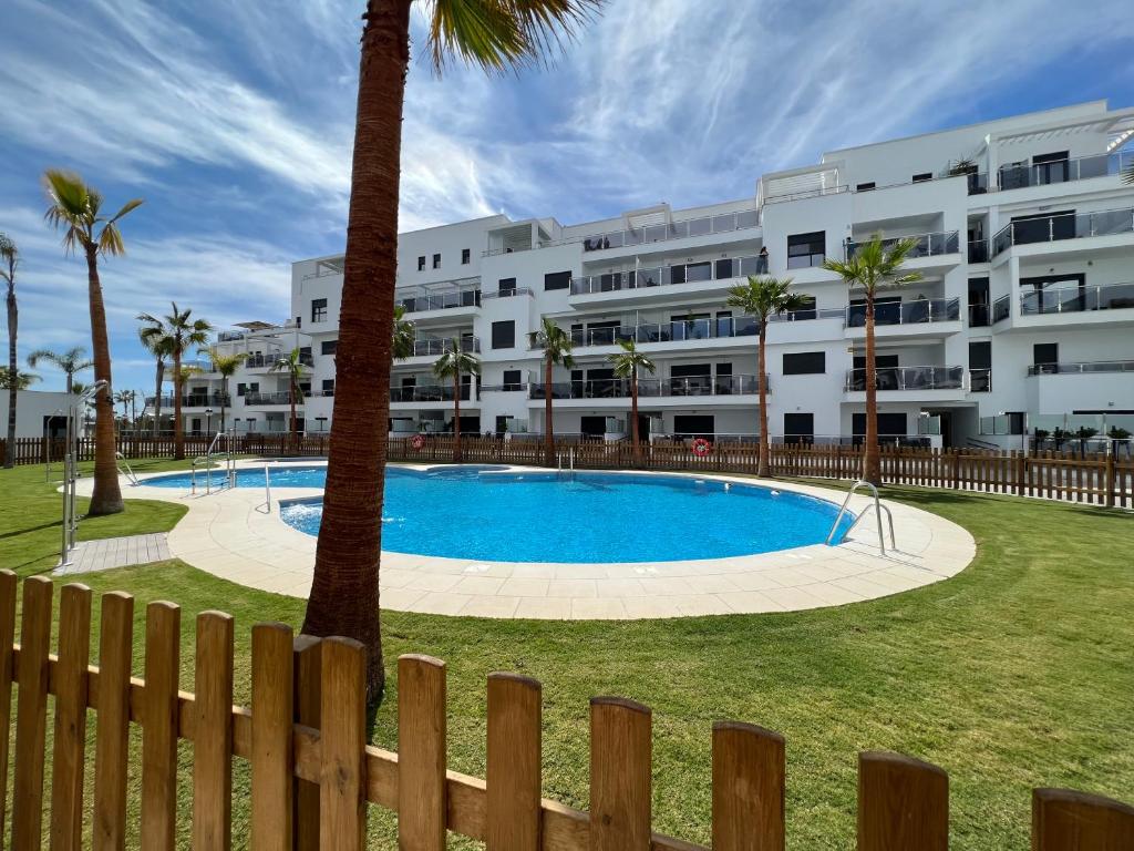 une piscine en face d'un grand immeuble dans l'établissement Apartamento Aguacate beach playa Granada, à Motril